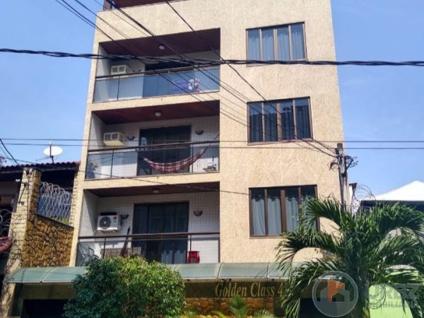 Prédio com quatro apartamentos na 25 de Agosto